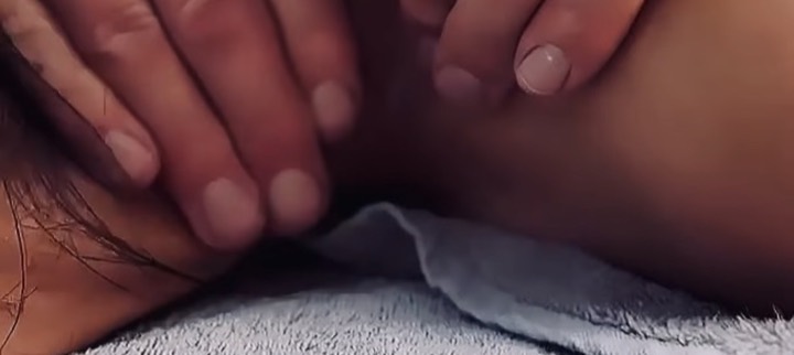 Nahaufnahme von Händen bei der Rückenmassage